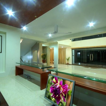Hotel New Holiday Plaza นาชิก ภายนอก รูปภาพ