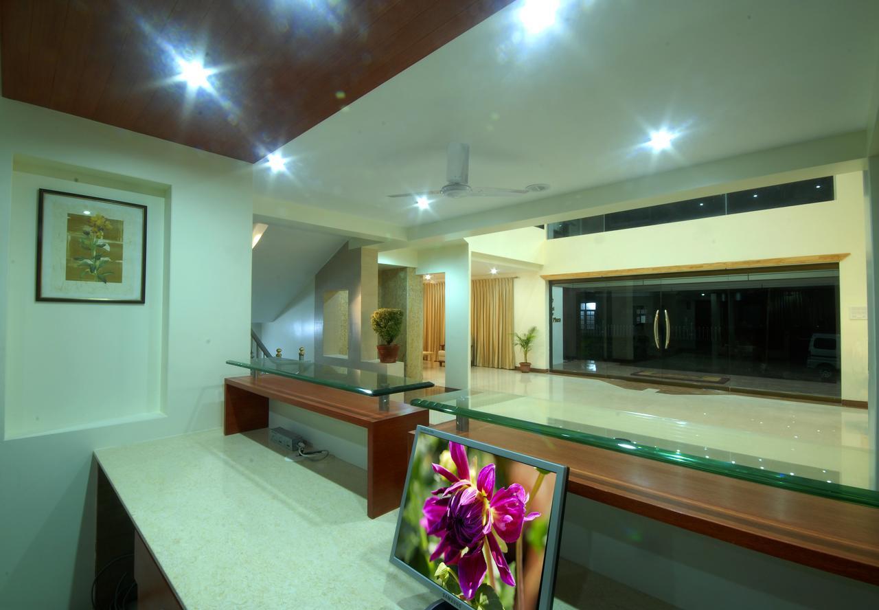 Hotel New Holiday Plaza นาชิก ภายนอก รูปภาพ