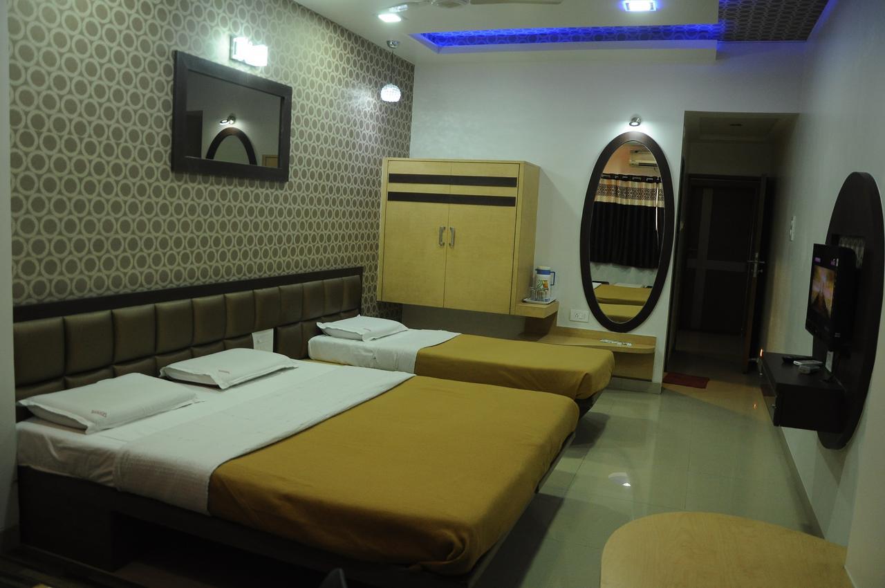 Hotel New Holiday Plaza นาชิก ภายนอก รูปภาพ