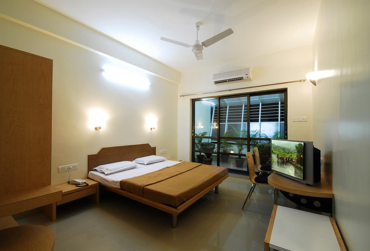 Hotel New Holiday Plaza นาชิก ภายนอก รูปภาพ
