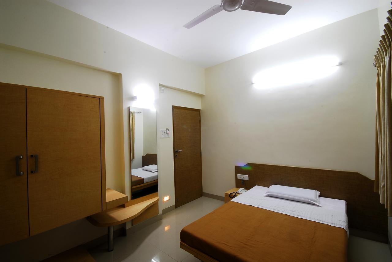 Hotel New Holiday Plaza นาชิก ภายนอก รูปภาพ