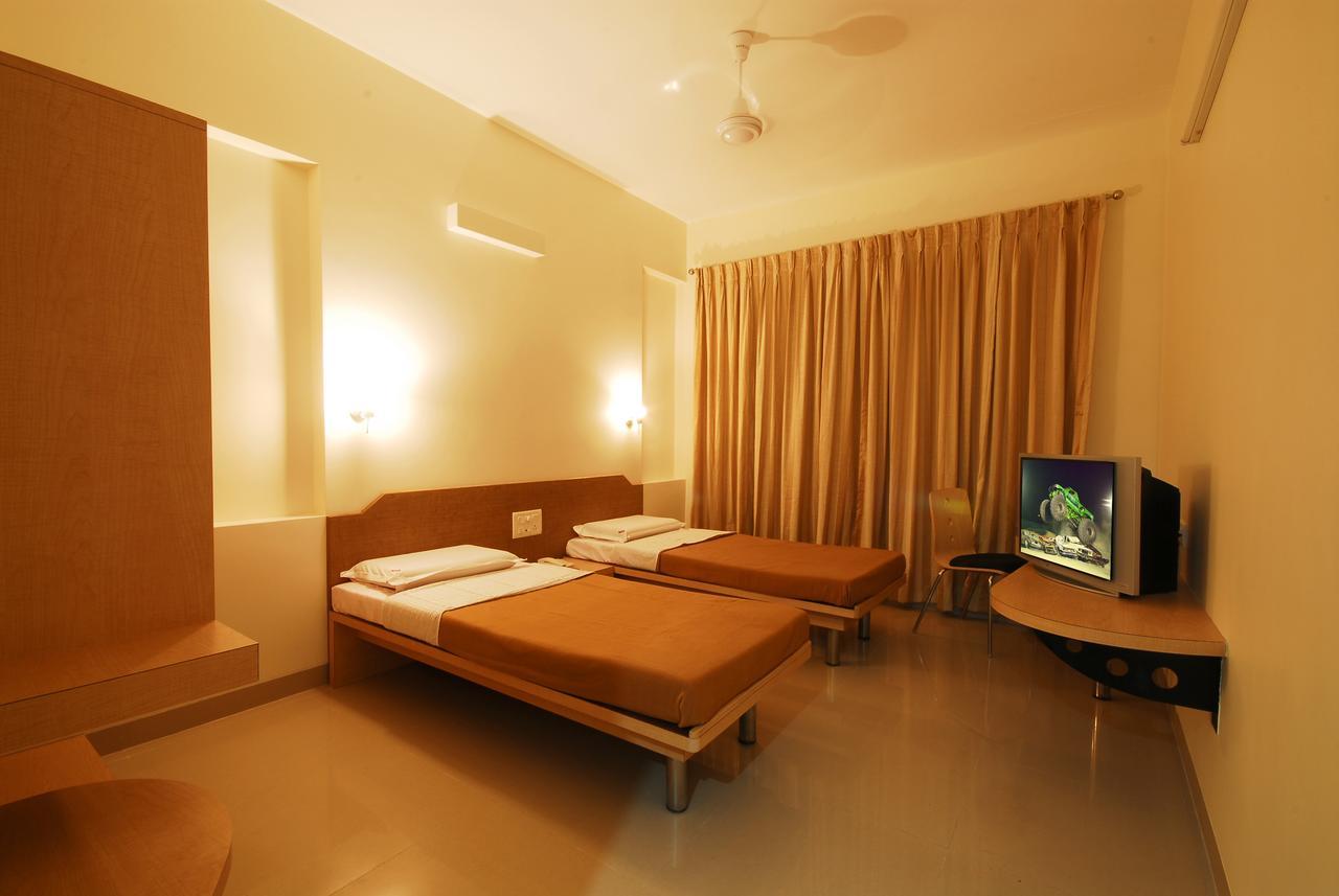 Hotel New Holiday Plaza นาชิก ภายนอก รูปภาพ