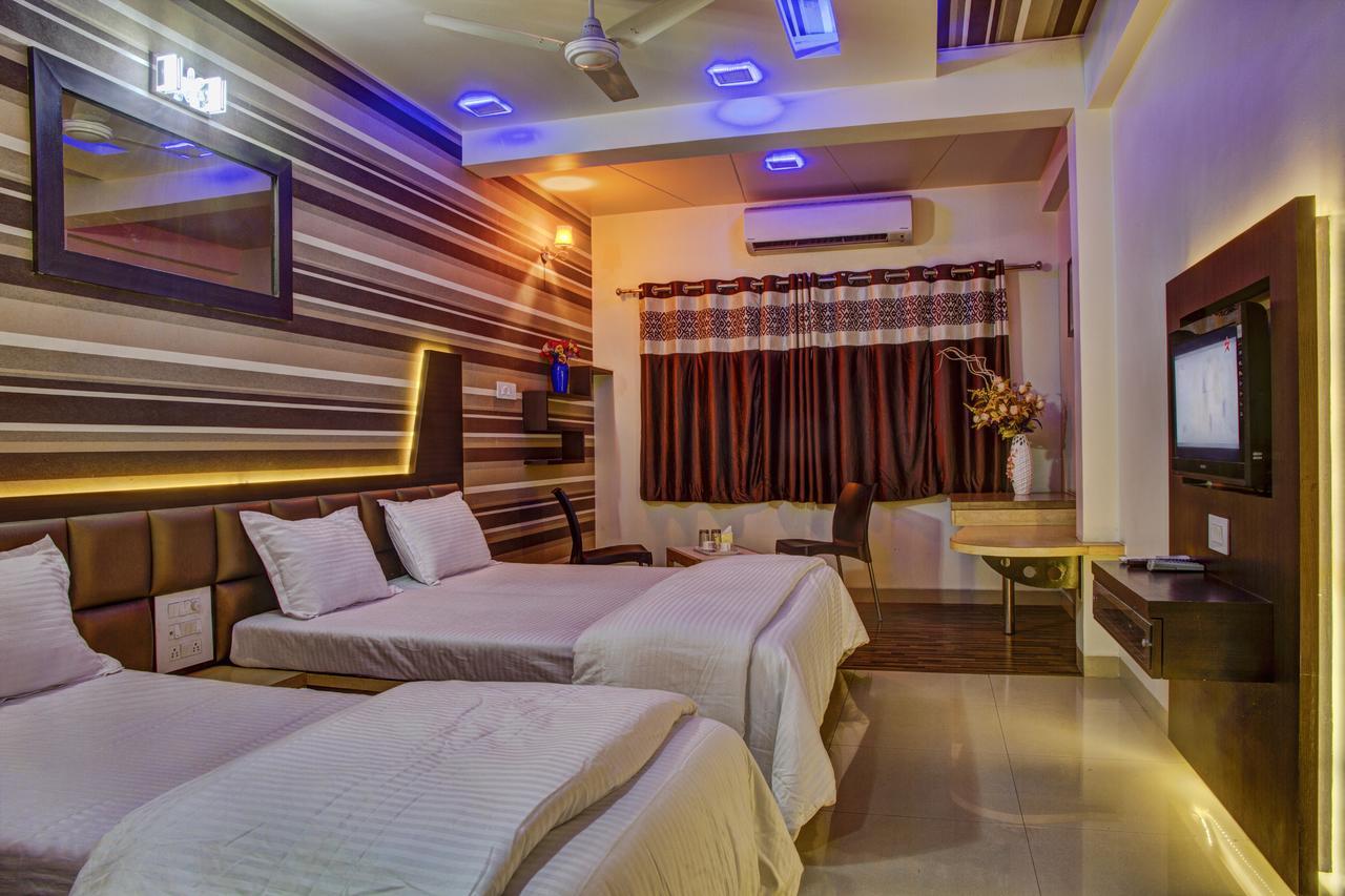 Hotel New Holiday Plaza นาชิก ภายนอก รูปภาพ