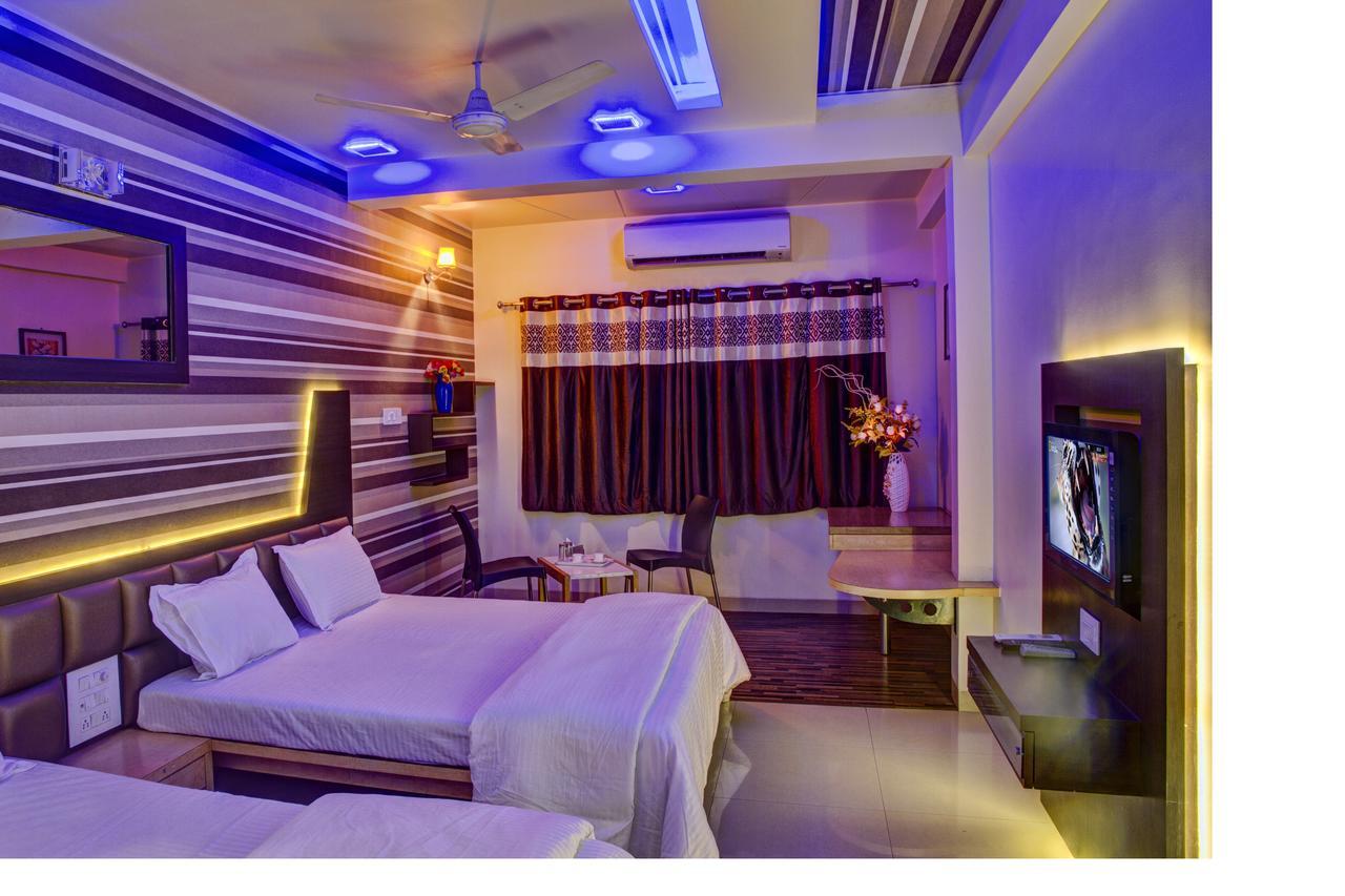 Hotel New Holiday Plaza นาชิก ภายนอก รูปภาพ