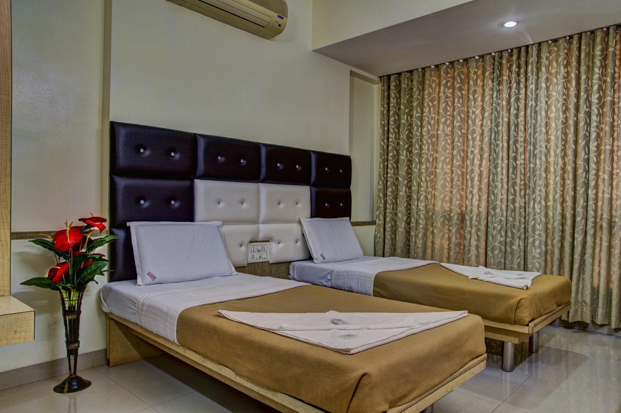 Hotel New Holiday Plaza นาชิก ภายนอก รูปภาพ